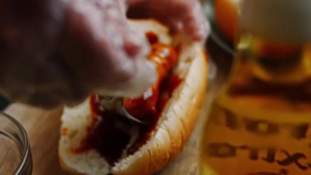 J'ai mis la moutarde sur le hot-dog des morveux du barbecue. Vidéo maison 4k — Video