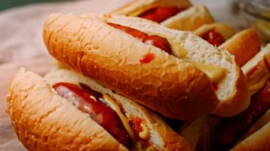 Beş sosisli sandviççi velet. ABD Mutfağı 4k ev yapımı video