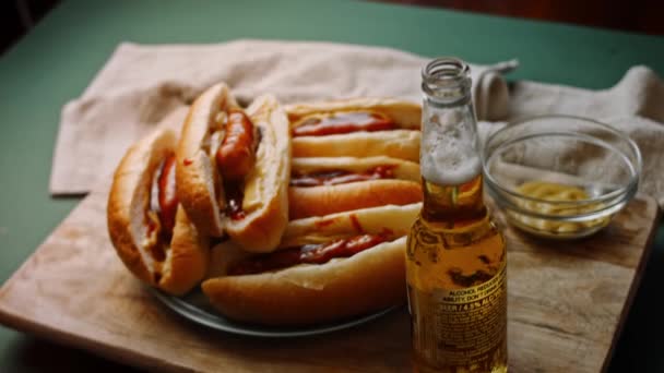 Vijf Hot Dogs BBQ Brats. Verenigde Staten keuken 4k zelfgemaakte video — Stockvideo
