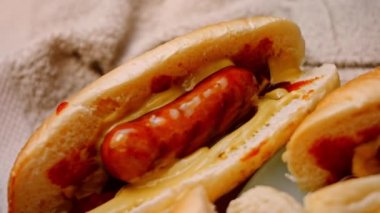 Beş sosisli sandviççi velet. ABD Mutfağı 4k ev yapımı video