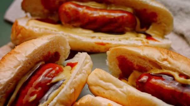 Cinco Hot Dogs BBQ Brats. Estados Unidos cocina 4k video casero — Vídeos de Stock