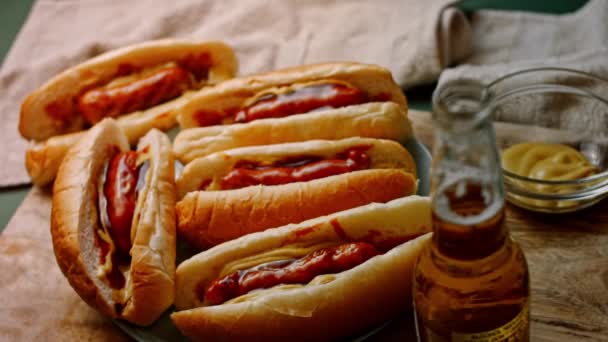 Vijf Hot Dogs BBQ Brats. Verenigde Staten keuken 4k zelfgemaakte video — Stockvideo