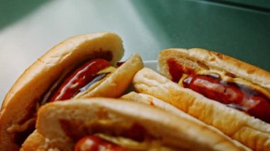 Beş sosisli sandviççi velet. ABD Mutfağı 4k ev yapımı video