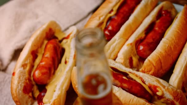 Fünf Hot Dogs grillen Gören. USA Küche 4k hausgemachtes Video — Stockvideo