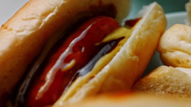 Cinco Hot Dogs BBQ Brats. Estados Unidos cocina 4k video casero — Vídeos de Stock