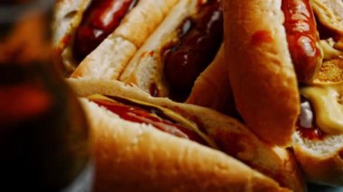 Beş sosisli sandviççi velet. ABD Mutfağı 4k ev yapımı video