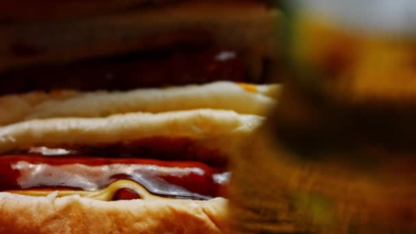 Vijf Hot Dogs BBQ Brats. Verenigde Staten keuken 4k zelfgemaakte video — Stockvideo