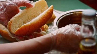 Sosisli ekmeğin üzerine BBQ Bruts sosu koydum. 4k ev yapımı video