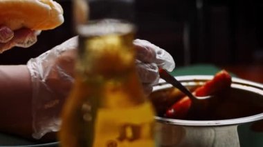 Sosisi sosisliye koydum. 4k ev yapımı video BBQ Brats