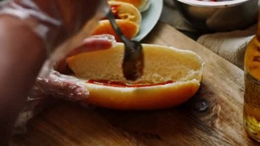 Sosisli ekmeğin üzerine BBQ Bruts sosu koydum. 4k ev yapımı video