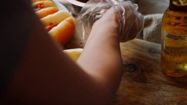 Sosisi sosisliye koydum. 4k ev yapımı video BBQ Brats