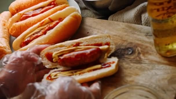 Włożyłem kiełbasę do hot-doga. 4k domowe wideo BBQ Brats — Wideo stockowe