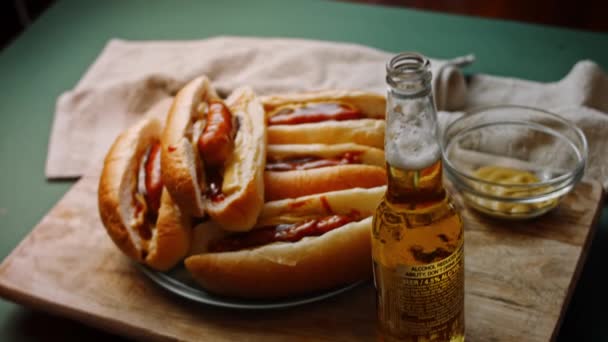 Pięć hot dogów BBQ Brats. Kuchnia USA 4k domowe wideo — Wideo stockowe