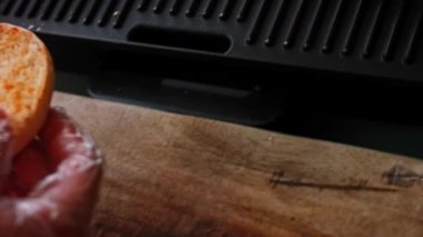 Hamburger ekmeğini ızgarada kızart. Klasik Amerikan hamburgerinin tadına bak. 4k video