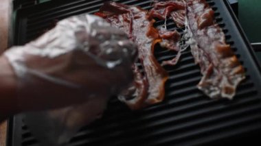 Izgaraya pastırma koydum. Klasik Amerikan hamburgerinin tadına bak. 4k video