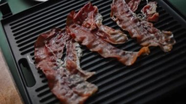 Izgaraya pastırma koydum. Klasik Amerikan hamburgerinin tadına bak. 4k video