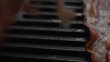 Izgaraya pastırma koydum. Klasik Amerikan hamburgerinin tadına bak. 4k video