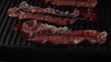 Izgaraya pastırma koydum. Klasik Amerikan hamburgerinin tadına bak. 4k video