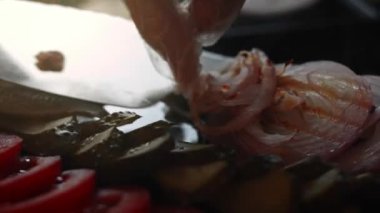 Soğanı ızgarada kızart. Klasik Amerikan hamburgerinin tadına bak. 4k video