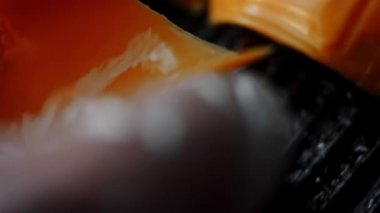 Biftek üzerine çedar peyniri. Klasik Amerikan hamburgerinin tadına bak. 4k video