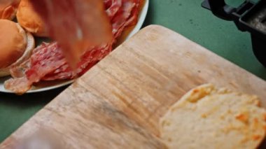 Hamburgerin üzerine pastırma koydum. Klasik Amerikan hamburgerinin tadına bak. 4k video