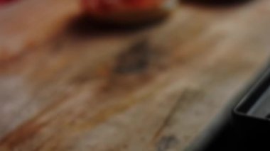 Hamburgerin üzerine soğan koydum. Klasik Amerikan hamburgerinin tadına bak. 4k video