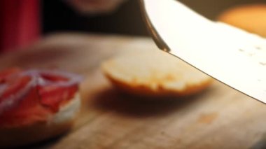 Hamburgerin üstüne peynirli hamburger turtası koydum. Klasik Amerikan hamburgerinin tadına bak. 4k video