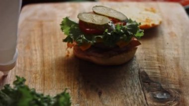 Pasta poşetine hardal koydum. Klasik Amerikan hamburgerinin tadına bak. 4k video