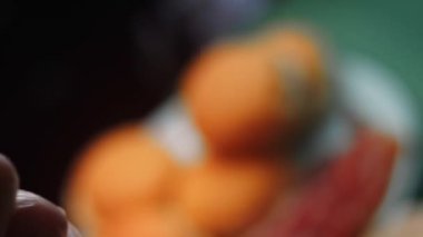 Pasta poşetinin yardımıyla mutlu bir gülümseme şekline büründüm. Klasik Amerikan hamburgerinin tadına bak. 4k video