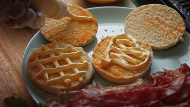 Dal jsem majonézu nad hamburger s pytlíkem na pečivo. Vyrábím tvary srdce, čtverce, sítě a hvězdy. Ochutnejte klasický americký burger. Video 4k — Stock video