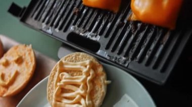 Hamburgerin üzerine pastırma koydum. Klasik Amerikan hamburgerinin tadına bak. 4k video