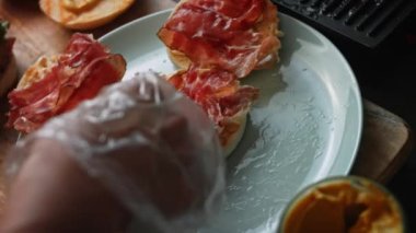 Hamburgerin üzerine soğan koydum. Klasik Amerikan hamburgerinin tadına bak. 4k video