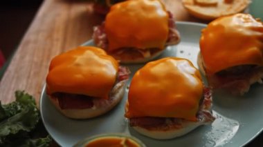 Hamburgerin üstüne salata koydum. Klasik Amerikan hamburgerinin tadına bak. 4k video