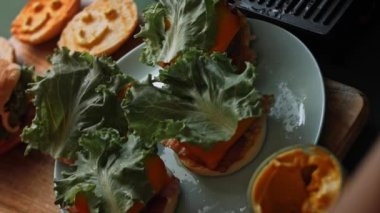 Hamburgerin içine doğranmış domates koydum. Klasik Amerikan hamburgerinin tadına bak. 4k video