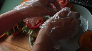 Hamburgerin içine doğranmış turşu koydum. Klasik Amerikan hamburgerinin tadına bak. 4k video