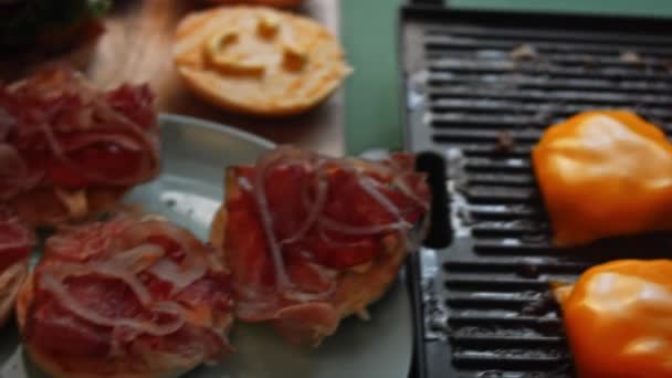 Pus a tarte de hambúrguer com queijo cheddar em cima do hambúrguer. Gosto de hambúrguer americano clássico. 4k vídeo — Vídeo de Stock