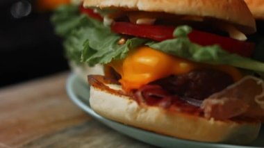 Klasik Amerikan hamburgerinin tadına bak. Coca Cola 'lı 5 süper burger. 4k video