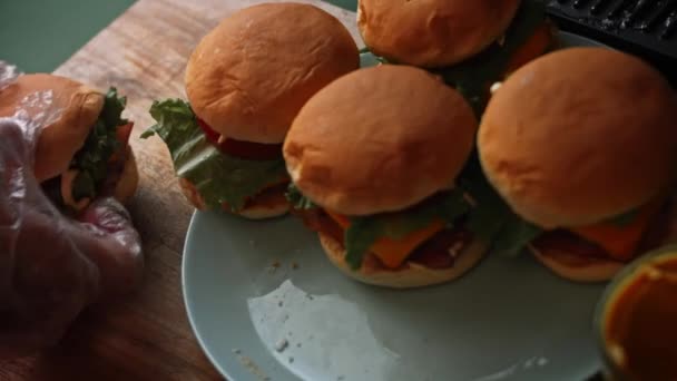 Gosto de hambúrguer americano clássico. 5 super hambúrgueres com Coca-Cola. 4k vídeo — Vídeo de Stock