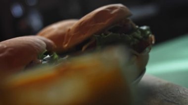 Klasik Amerikan hamburgerinin tadına bak. Coca Cola 'lı 5 süper burger. 4k video