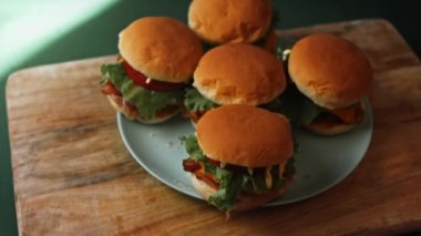 Klasik Amerikan hamburgerinin tadına bak. Coca Cola 'lı 5 süper burger. 4k video