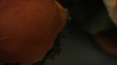 Klasik Amerikan hamburgerinin tadına bak. Coca Cola 'lı 5 süper burger. 4k video
