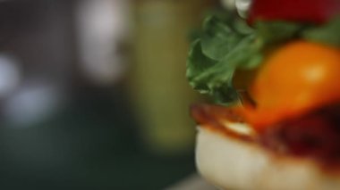 Klasik Amerikan hamburgerinin tadına bak. Coca Cola 'lı 5 süper burger. 4k video