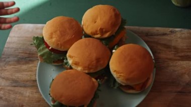 Klasik Amerikan hamburgerinin tadına bak. Coca Cola 'lı 5 süper burger. 4k video