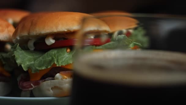 Klasik Amerikan hamburgerinin tadına bak. Coca Cola 'lı 5 süper burger. 4k video — Stok video