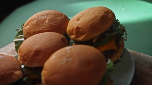 Smaka på klassisk amerikansk hamburgare. Fem superhamburgare med Coca Cola. 4k-video — Stockvideo