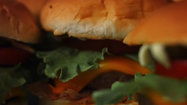 Klasszikus amerikai hamburger. 5 szuper hamburger Coca Colával. 4k videó — Stock videók