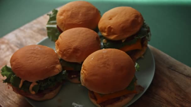 Gusto classico hamburger americano. 5 super hamburger con Coca Cola. 4k video — Video Stock