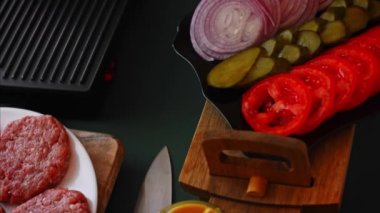 Klasik Amerikan hamburgeri için malzemeler. 4k video