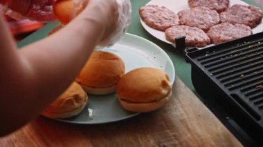 Hamburger ekmeğini ızgarada kızart. Klasik Amerikan hamburgerinin tadına bak. 4k video