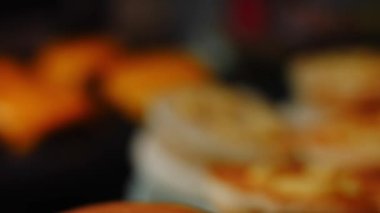 Klasik Amerikan hamburgerinin tadına bak. Hamburger ekmeğinin üzerinde mutlu bir hardal gülümsemesi. 4k video